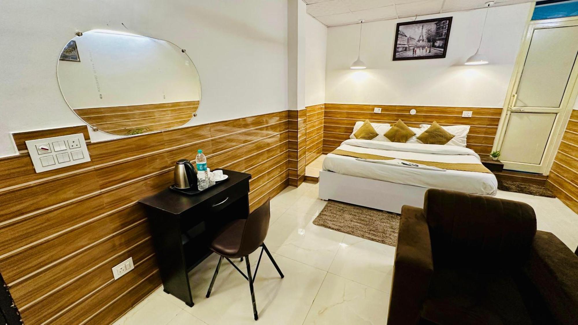 Dr White House - Noida Sector 18 Hotel Exterior photo